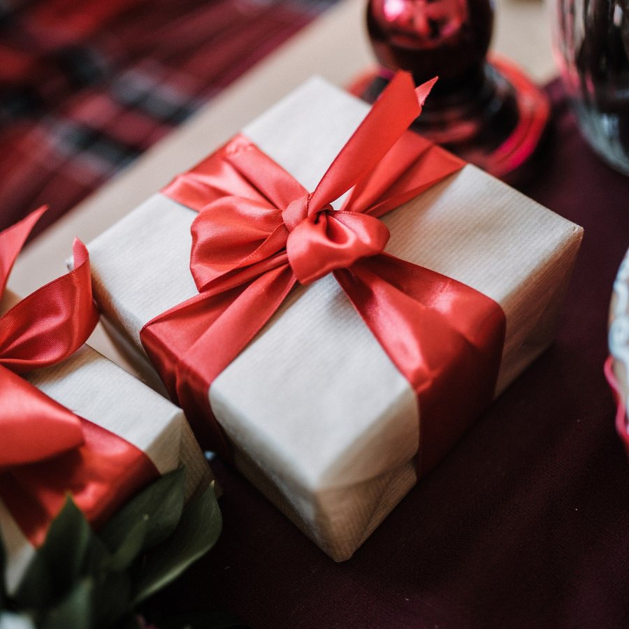 علبة هدية مغلّفة بشريط حريري