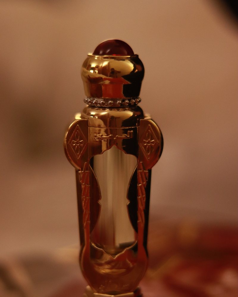 قارورة دهن عطري ذهبية مزخرفة