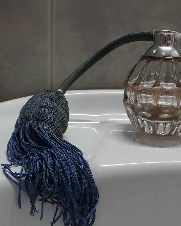 قارورة عطر كريستالية بمضخة رذاذ وشرّابة زرقاء