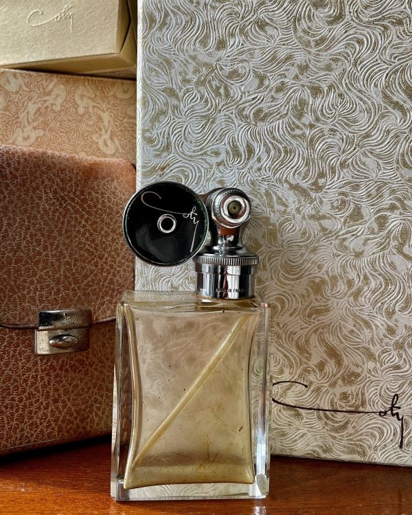 قارورة عطر زجاجية بمضخة رذاذ معدنية