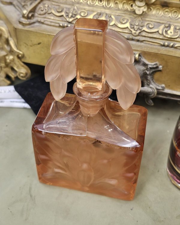 قارورة عطر كهرمانية بسدّادة زجاجية مصنفرة على شكل أوراق