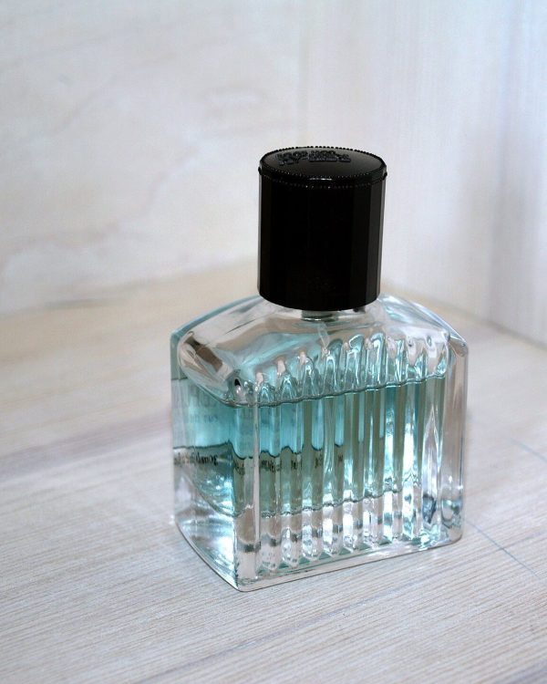 قارورة عطر زجاجية مضلّعة بغطاء أسود