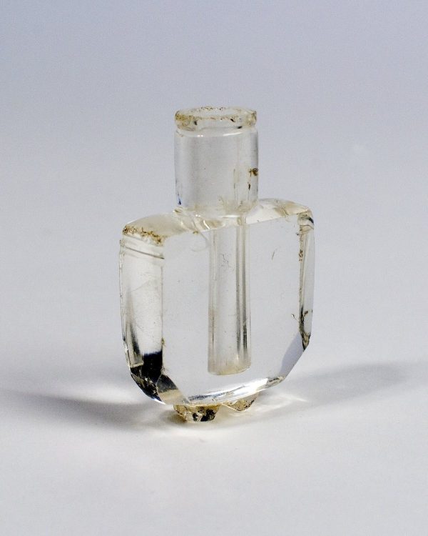 قارورة عطر من الكريستال الشفاف على خلفية فاتحة