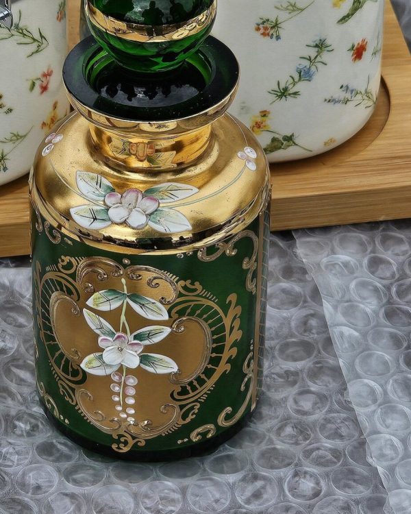 قارورة عطر خضراء مزخرفة بالذهب والمينا