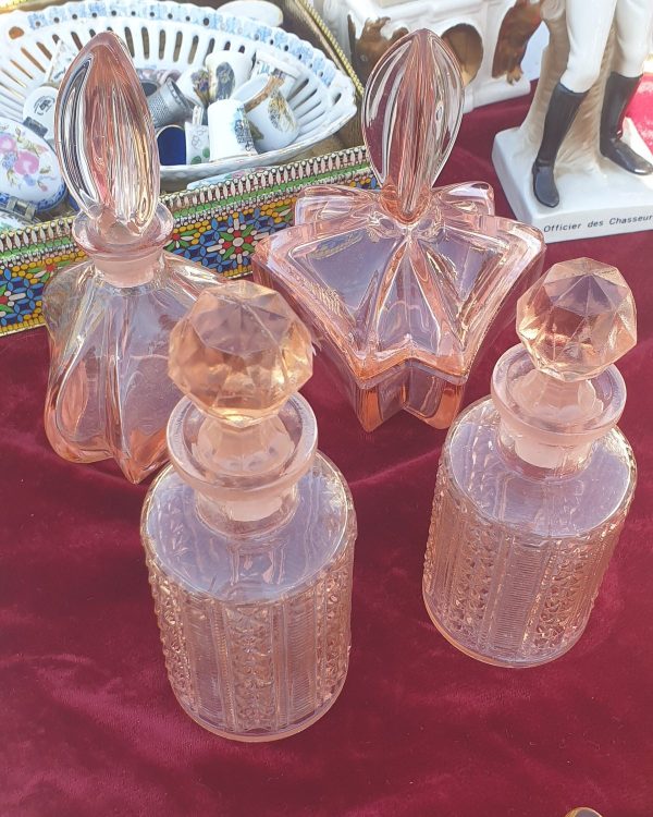 قوارير عطر من الزجاج الوردي المنقوش بسدّادات مشطوفة