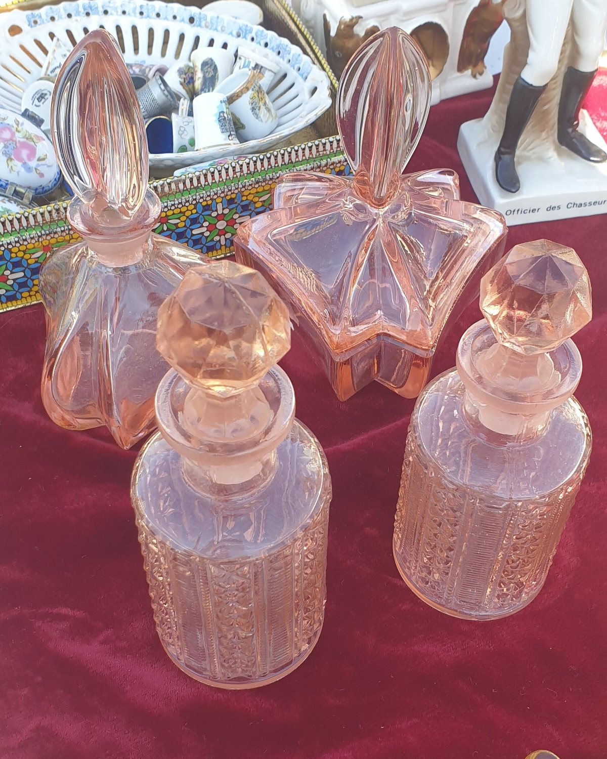 قوارير عطر من الزجاج الوردي المنقوش بسدّادات مشطوفة