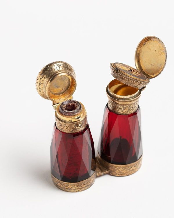 قارورتا عطر من الزجاج الأحمر بأغطية ذهبية
