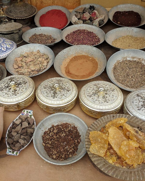 أطباق بخور وراتنجات وعلب فضية منقوشة